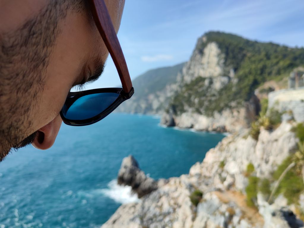 Sguardo verso l'abisso: sullo sfondo, sfocato, uno scorcio di Portovenere, Cinque Terre 